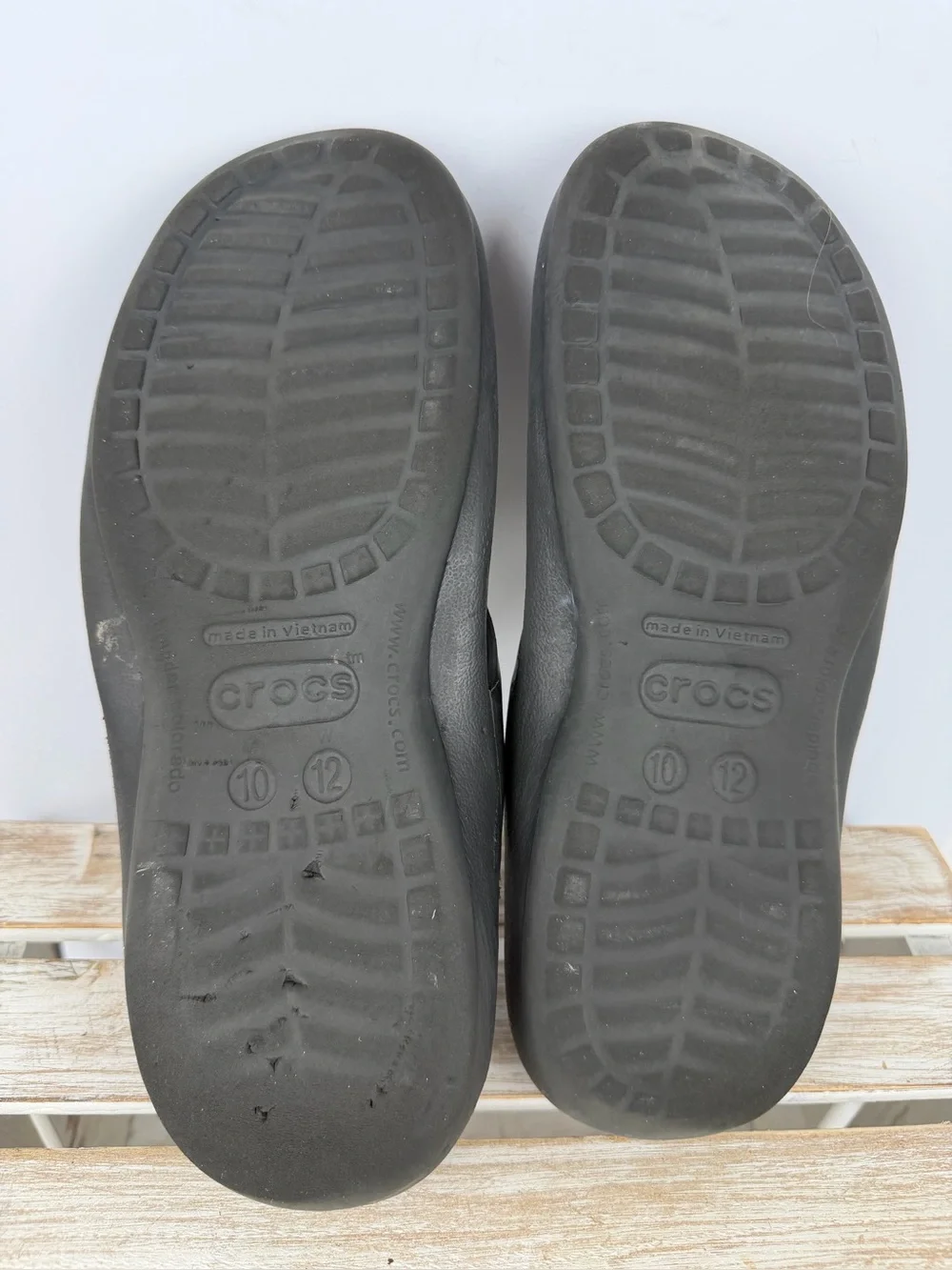Crocs Athens flip flops in black thick strap cushioned footbed unisex M10 W12